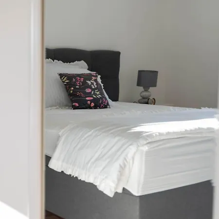 Etna Apartman *